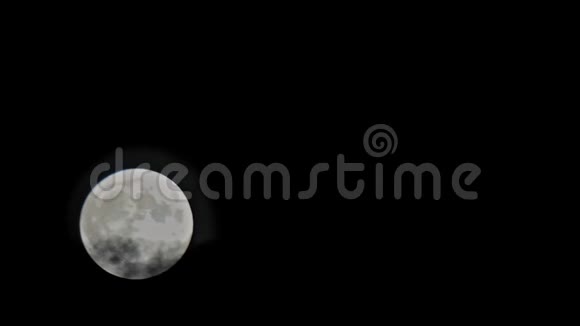 满月在黑色背景上可以看到表面的细节月球轨道地球视频的预览图