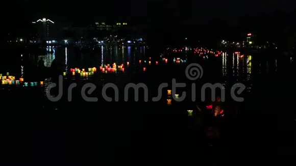 越南海安市河上漂浮着发光的灯笼视频的预览图