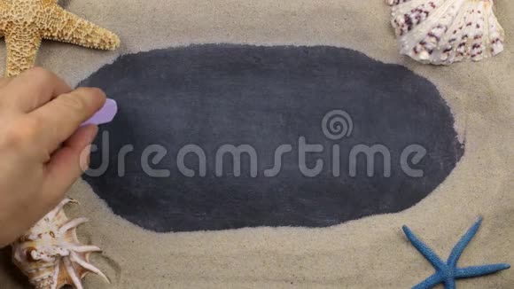单词Lifestyle写在黑板上的贝壳和海星躺在沙子上手写字视频的预览图
