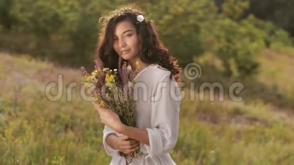 自然美女搭配花束户外自由享受理念肖像照片视频的预览图
