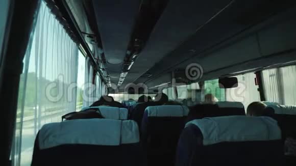 有游客的巴士从舱内观看视频的预览图