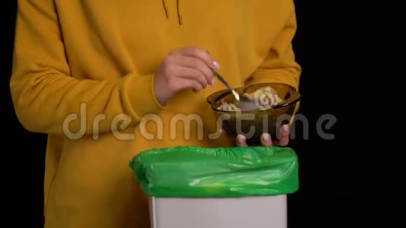 女人拿着盘子把麦片和牛奶扔进垃圾桶视频的预览图