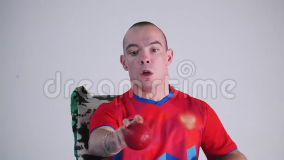 坐轮椅的残疾人在空中扔一个红色的小球波西亚肖像视频的预览图