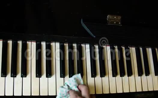 擦拭钢琴上的灰尘视频的预览图