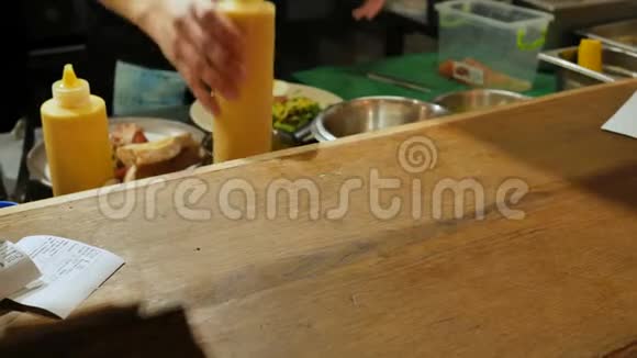 在餐厅的厨房里准备早餐放一道现成的三文鱼荷包鸡蛋和沙拉视频的预览图