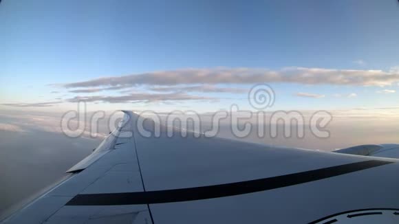 4台湾的鸟瞰图从飞机窗口看到机翼视频的预览图