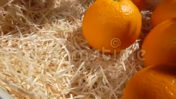 在一个木箱里放着一幅关于多汁橙子的全景图视频的预览图