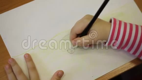 一个男孩用铅笔画一辆车视频的预览图