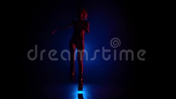 在kangoo跳舞的慢动作女性在蓝色聚光灯下跳鞋视频的预览图