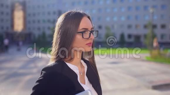 年轻迷人的白种人女商人或戴眼镜和西装的女学生的肖像一名女子视频的预览图