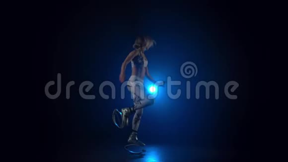 在kangoo跳舞的女性动作缓慢在蓝色聚光灯下跳鞋视频的预览图