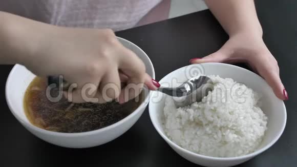 女孩拿了一勺米饭视频的预览图