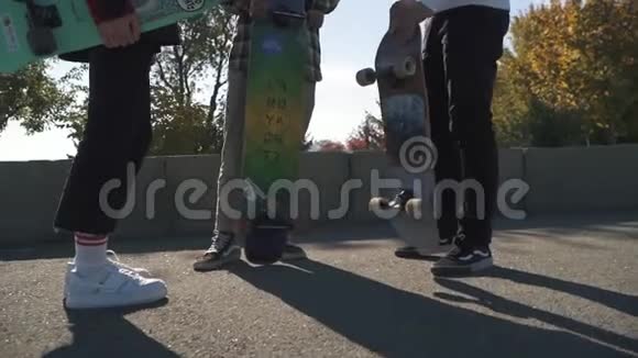 有滑板的滑板运动员站在公园里带滑板的滑手站在户外视频的预览图