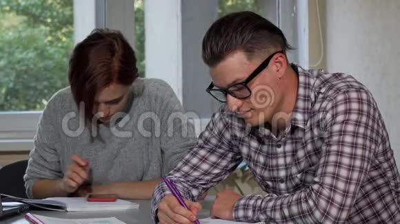 男学生在学习时摘下眼镜看上去很累视频的预览图