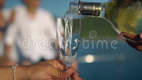 加香槟酒的特写填充玻璃玻璃中白慕斯的慢镜头视频视频的预览图