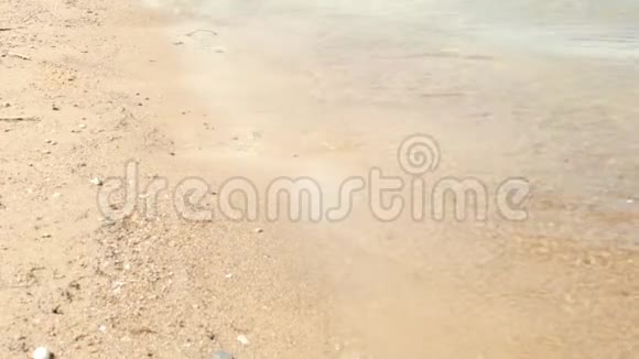海浪冲到沙滩上视频的预览图