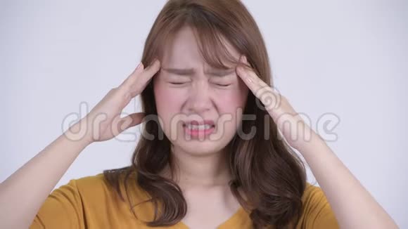 年轻有压力的亚洲女人头痛的脸视频的预览图