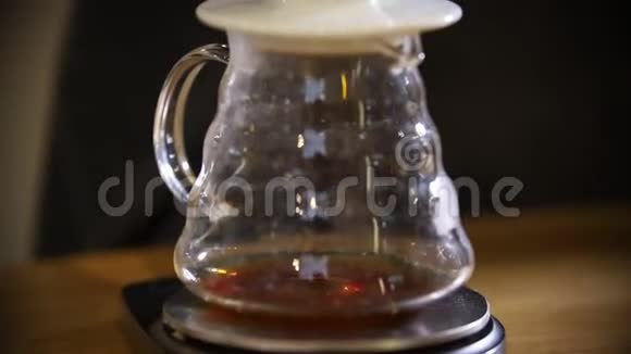 咖啡师用漏斗制作美式咖啡一只美洲狮从过滤器里涌出来视频的预览图