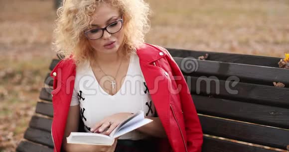 戴眼镜的漂亮金发中年女人看书肖像画视频的预览图