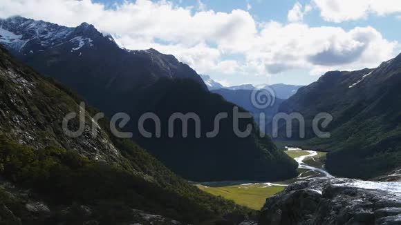 新西兰路特本山谷的潘视频的预览图