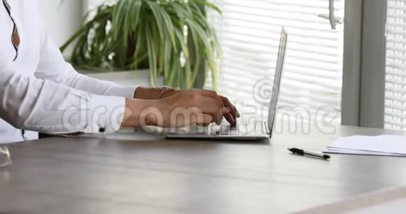 一个人在笔记本电脑上写字然后停下来重新开始视频的预览图