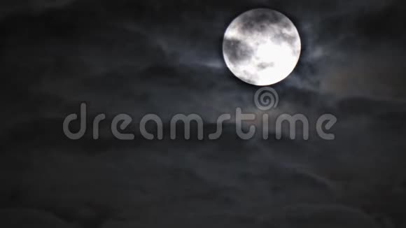 满月在黑色背景上可以看到表面的细节月球轨道地球视频的预览图
