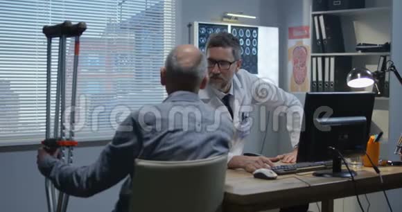 男性医生向男性病人解释诊断视频的预览图