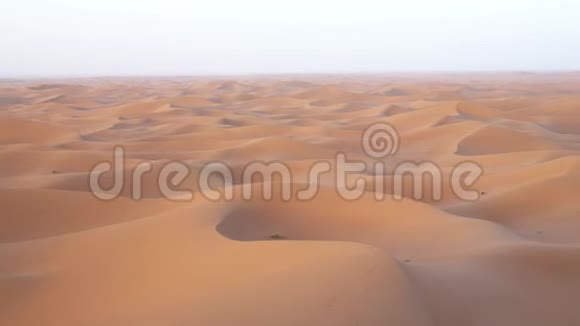非洲日出时在撒哈拉沙漠大沙丘上的鸟瞰图视频的预览图