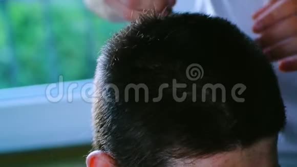 美国白人男性通过机器切割头发视频的预览图