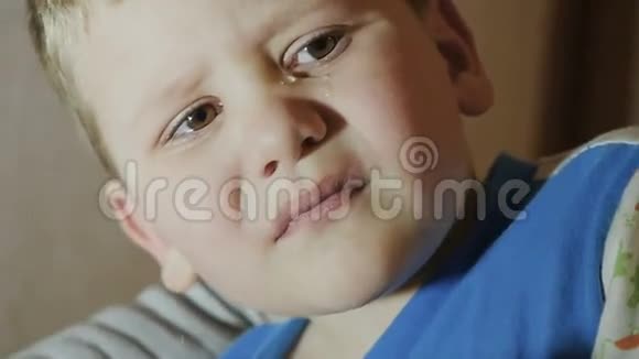 一个滴着泪珠的孩子视频的预览图