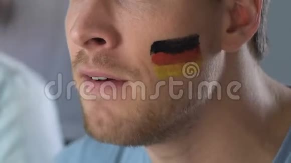 德国球迷高呼并支持球队在体育场观看比赛视频的预览图