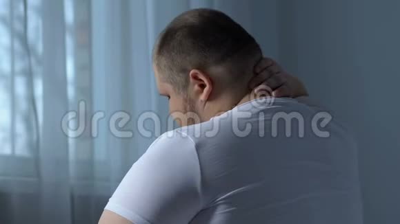 患有颈部疼痛手部按摩久坐工作的胖子视频的预览图