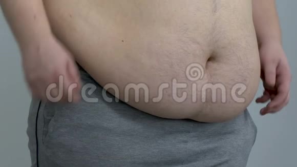 肥胖男性穿白色衬衫体重过多外表不安全视频的预览图