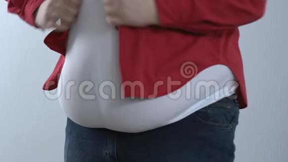 超重的男孩穿紧身红衬衫青少年缺乏安全感腹部肥胖视频的预览图