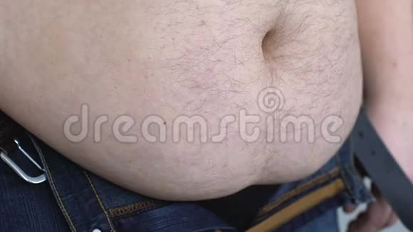 肥胖腹部下的超大尺寸男性拉链牛仔裤荷尔蒙紊乱减肥计划视频的预览图