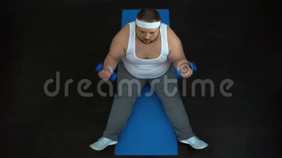 疲劳肥胖男性在家做哑铃运动训练计划无效视频的预览图