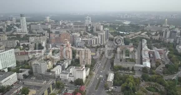 基辅市的鸟瞰图日落时分飞过现代建筑城市4k4096x2160像素视频的预览图