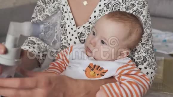 婴儿生病时接受母亲的呼吸治疗视频的预览图