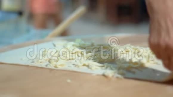 用奶酪煮皮塔面包在餐厅准备洗面卷视频的预览图