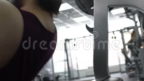 肥胖男子用力举起杠铃肌肉无力减肥训练视频的预览图