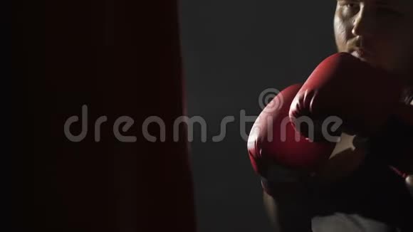 重量级运动员拳打脚踢想象对手武术视频的预览图