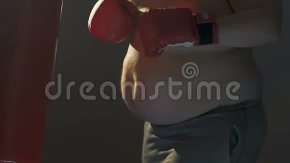 超重男子与额外体重搏斗积极训练健身和节食视频的预览图