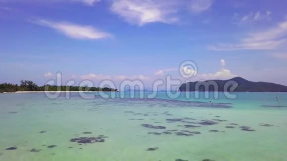 泰国热带泻湖有清澈的蓝色水和珊瑚礁假期和旅游理念空中景观视频的预览图