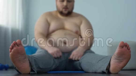 伸展的胖子到达脚趾减肥决定健康和动力视频的预览图