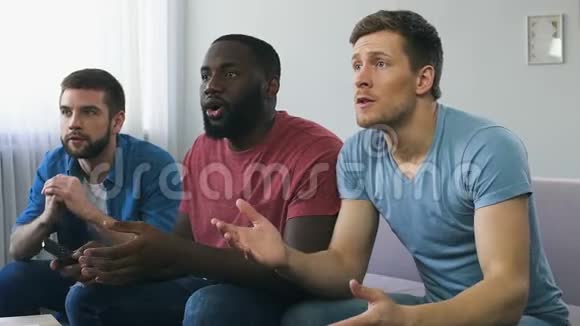 在家看体育比赛的人对球队输球感到失望男人聚会视频的预览图