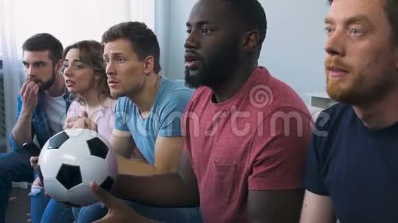 一群朋友在电视上看足球进球后得到了热烈的认可视频的预览图