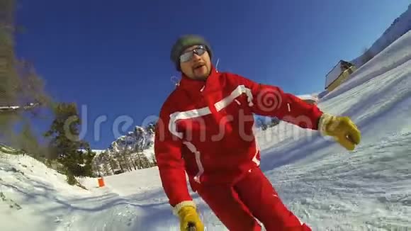 天气晴朗的一天一个人在斜坡上拍自拍视频极端冬季运动视频的预览图