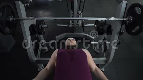 出汗的男人积极举起杠铃提升肌肉健康的生活方式视频的预览图