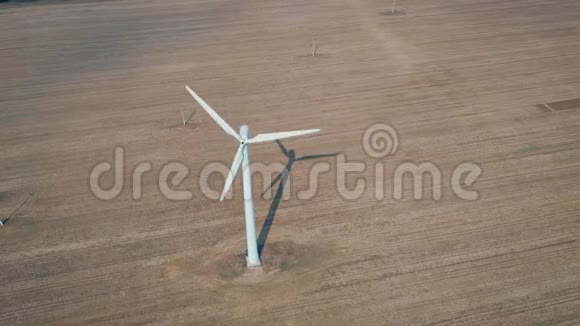 旋转式风力发电机的俯视图及其在野外的影子视频的预览图