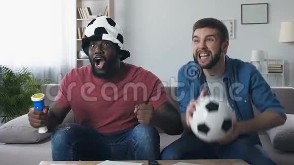 男足球迷在国家队进球后兴奋地咆哮着慢吞吞的视频的预览图